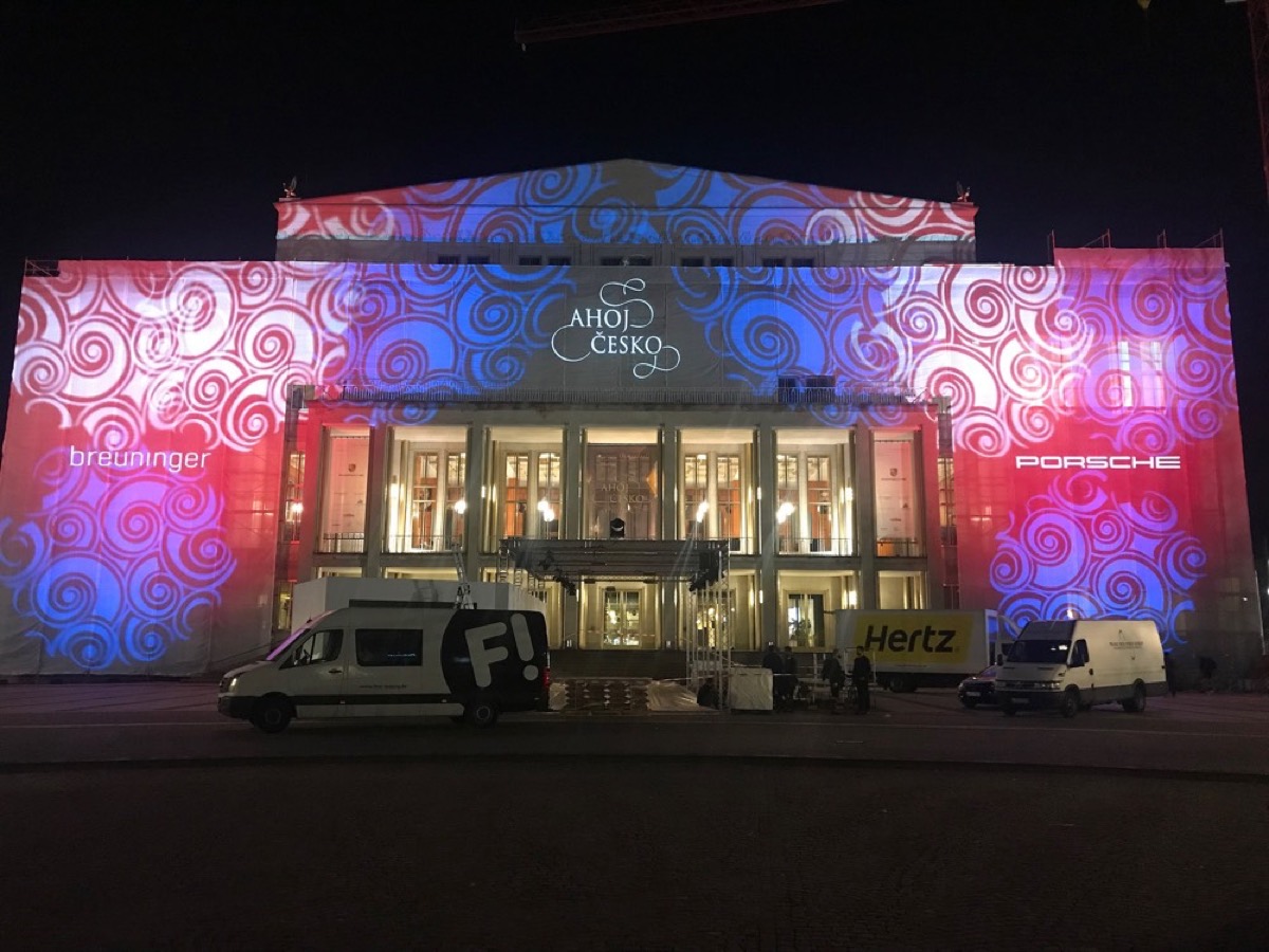 Projektion mit farbigem Muster auf der Fassade eines historischen Gebäudes bei Nacht